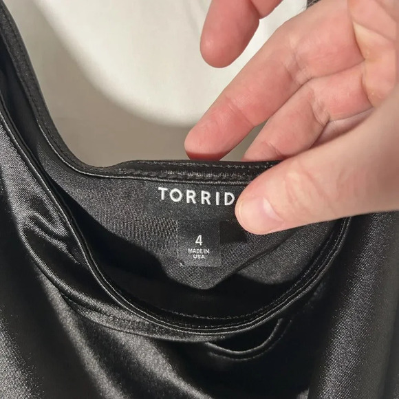 Torrid Blouse Women's 4 4X Black Short Sleeve Round Neck Chest Slit Pullover - Picture 4 of 7